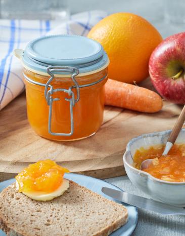 Karotten Marmelade mit Orange in einem Konfitürenglas.