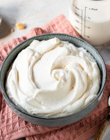 Marzipansahne in einer Schüssel auf einem Tuch.