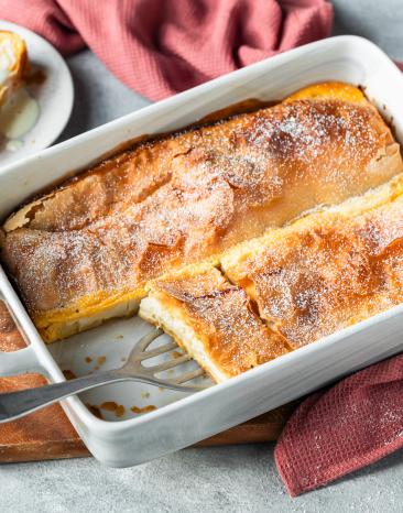 Milchrahmstrudel in einer Auflaufform