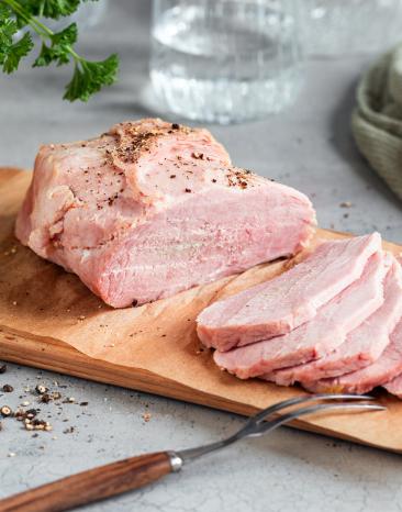 Osterschinken in Scheiben aufgeschnitten.