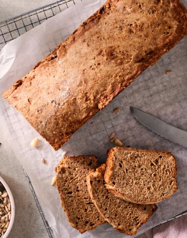 Brot mit knuspriger dunkler Kruste in Kastenform