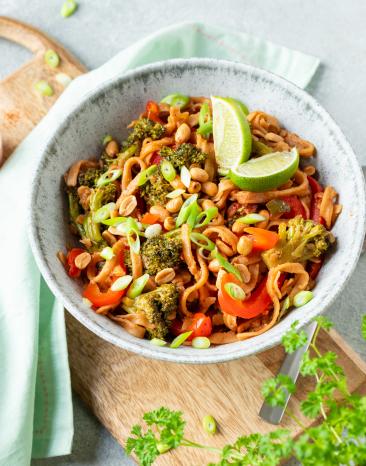 Schnelle asiatische Nudeln in einer Schale.