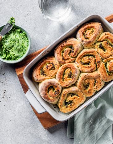 Bärlauch Brötchen in einer Auflaufform.