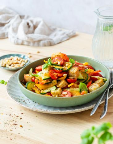 Brot Salat mit Gemüse in einer Schüssel