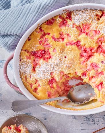 Rhabarber-Clafoutis in einer Auflaufform