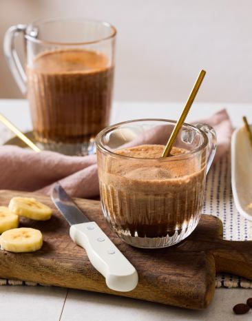 Eiskaffee mit Banane in Gläsern.