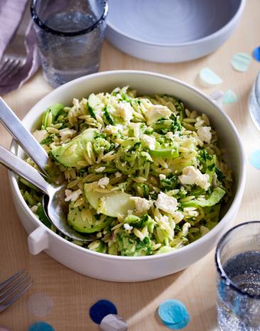 Nudelsalat mit Farfalle und grünem Gemüse in einer Schüssel.