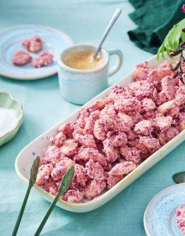 Rosa Schoko Mandeln mit weißer Schokolade, Kokos und Himbeeren
