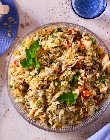 Kohlsalat in einer Schüssel mit Petersilie garniert.