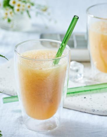 Slush Eis Zitrone in zwei Gläsern mit Stohhalm.