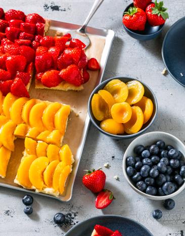 Obstkuchen vom Blech mit Erdbeeren und Pfirsich.