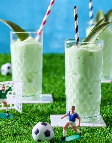 Waldmeister Slush Eis grün in Gläsern.