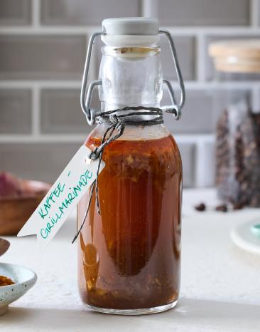 Kaffeemarinade abgefüllt in kleinen Glasflschen mit Etikett.