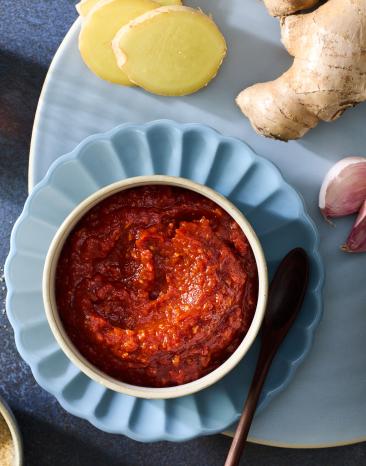 Koreanische BBQ Marinade mit roter Farbe in einer kleinen Schüssel.