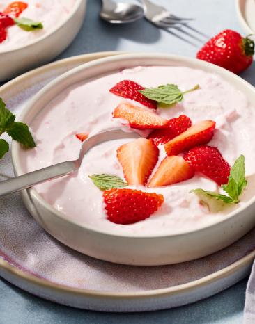 Schneller Erdbeerquark cremig, mit frischen Erdbeeren in einer Schüssel