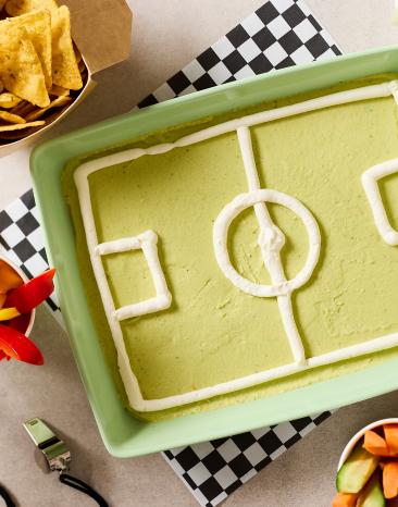 Snack Stadion aus Avocado Dip.