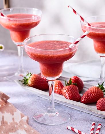 Virgin frozen Strawberry-Daiquiri in Cocktailgläsern.