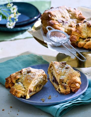 Crookie, Gebäck mit Schokostücken auf einem Teller.