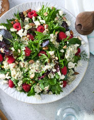 Fruchtiger Sommersalat mit Feta in einer großen Schüssel.