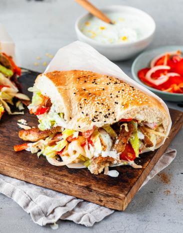 Gyros Pita gefüllt mit Fleisch und Gemüse