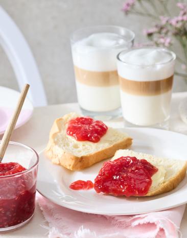 Himbeer Konfitüre mit Wassermelone auf Weißbrotscheiben.