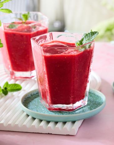 Himbeer-Zitrus-Slush in drei Gläsern mit Minze.