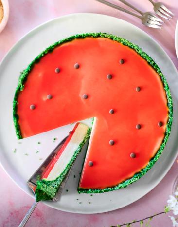 Melonetorte von oben, angeschnitten.