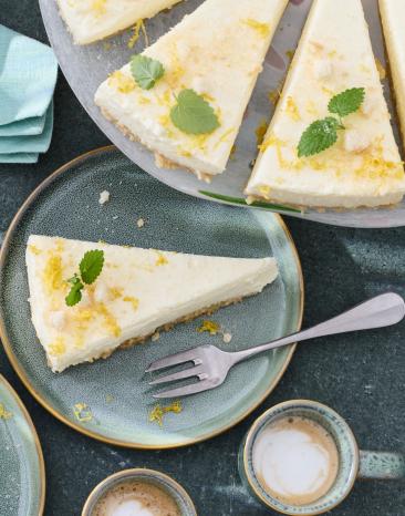 Philadelphia Torte auf Kuchentellern in Stücken serviert.