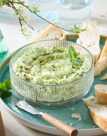 Kräuterbutter in einem Glasschälchen.