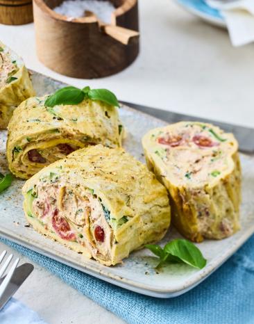 Zucchini Rolle gefüllt mit Feta und getrockneten Tomaten.