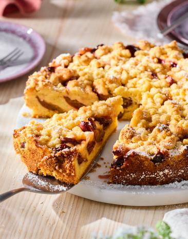 Zwetschgen Streuselkuchen auf einer Kaffeetafel.