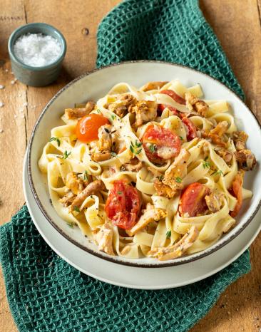 Bandnudeln mit Pfifferling-Sahnesauce in einem tiefen Teller