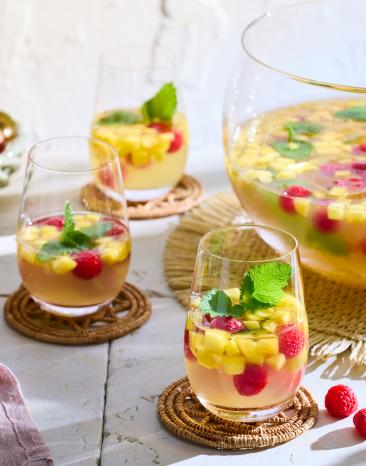 Bellini Bowle mit frischen Himbeeren und Minze