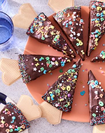 Schultüten Kuchen bunt verziert.