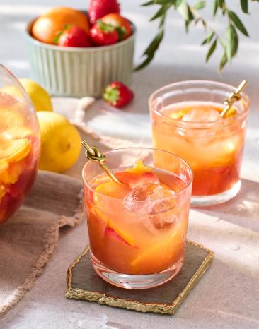 Rosé Sangria mit frischen Früchten.