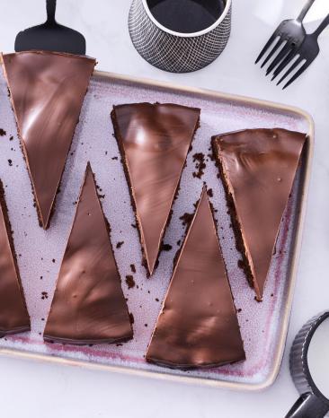 Schoko Kirsch Kuchen in Stücke geschnitten auf einer Servierplatte mit Kuchengabeln.