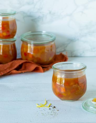 Süßsauer Sauce in Einmachgläsern.