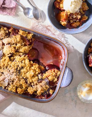 Zwetschgen-Crumble in einer Auflaufform.