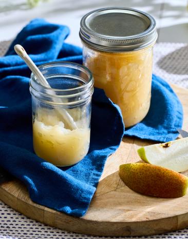 Birnenkompott in Einmachgläsern.