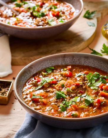 Grüne Linsensuppe (Mercimekli Bad) in tiefen Schüsseln.