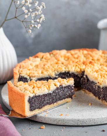 Mohnkuchen mit Streuseln, angeschnitten