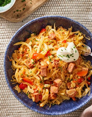 Sauerkraut-Spätzle mit Leberkäse in einer Schüssel.