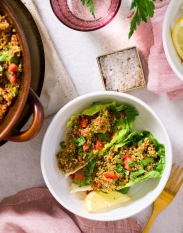 Türkischer Bulgursalat (Kısır) mit buntem Gemüse in einer großen Schüssel.