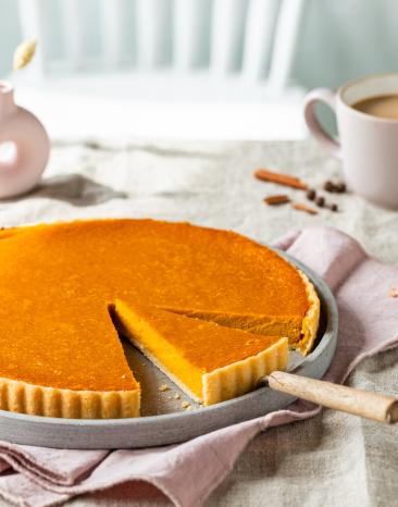 Pumpkin Pie, angeschnitten auf einem Kaffeetisch.