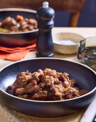 Sauerbratenragout auf einem gedeckten Tisch.