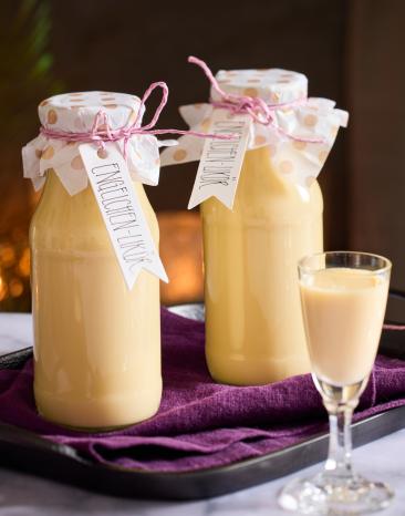 Engelchen-Likör in Glasflaschen hübsch verpackt.