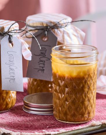 Lotuscreme in Einmachgläsern.