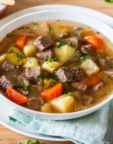 Omas Gemüsesuppe mit Rindfleisch in einer Schüssel.