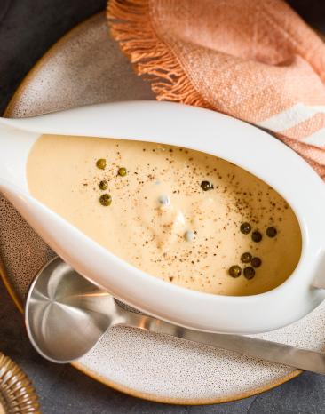 Pfefferrahmsauce in einer Sauciere.