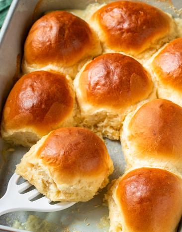Rohrnudeln (kleine Brötchen aus Hefeteig) in einer Auflaufform.